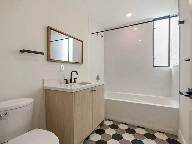 The Lex @ 4522 Lexington — Photo 6