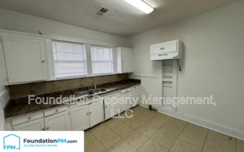 3 bed, 1.0 bath, 1142 sqft, $1,200 — Photo 4