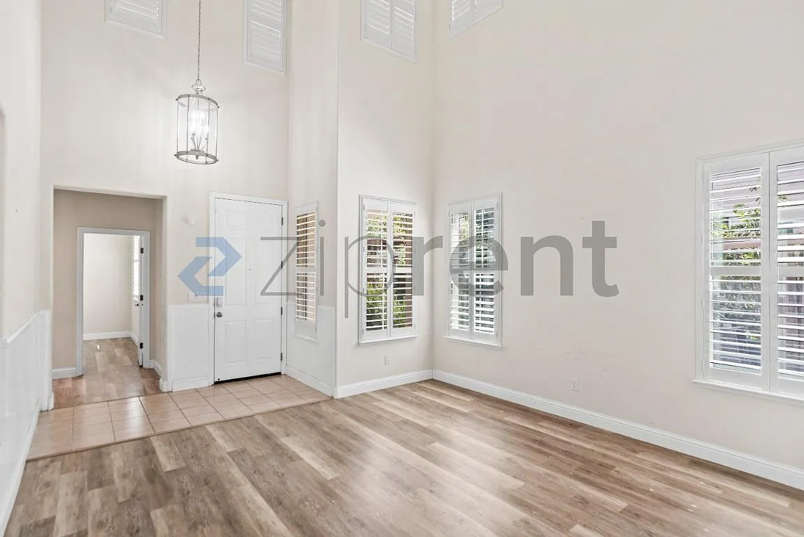 5 bed, 2840 sqft, $3,200 — Photo 2
