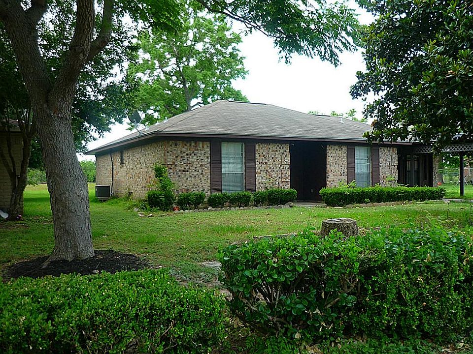 The 1279 sq ft home is located in a unrestricted community two turns from Hwy 59.