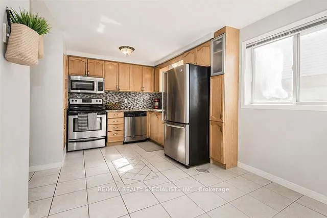 110 Steeles Cres