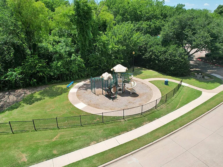 2328 Hunters Run Dr — Photo 34
