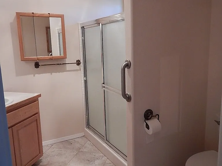 715 NE Fieldstone Ct — Photo 6