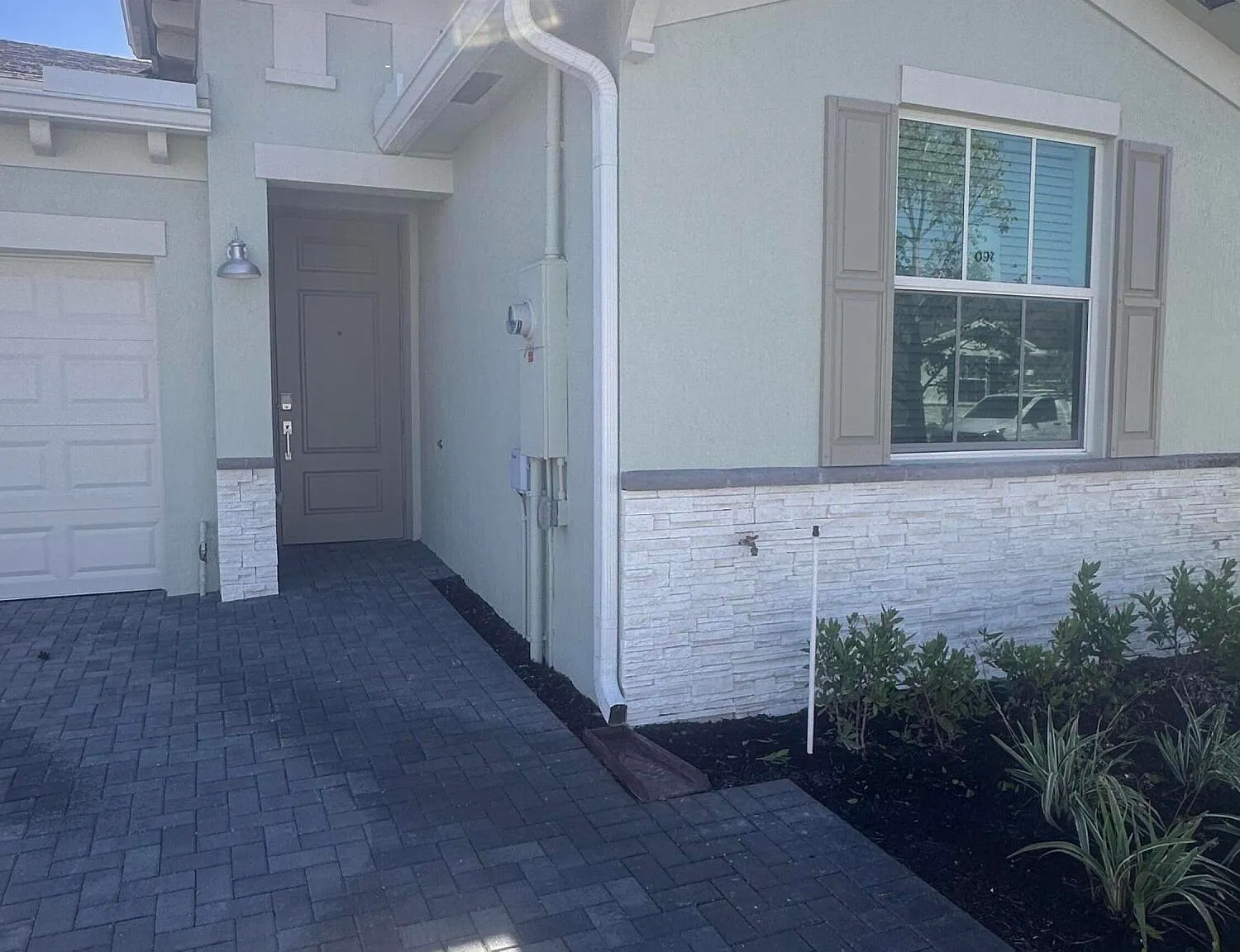 3 bed, 2.0 bath, 1319 sqft, $3,400 — Photo 1