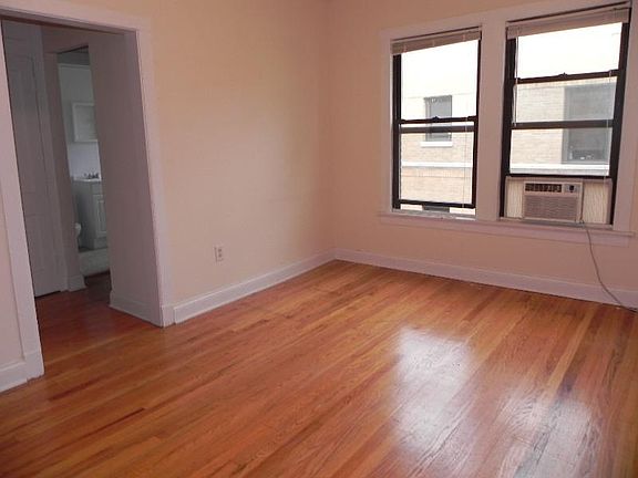 2nd image of 2647 N Spaulding Ave #Unt3w