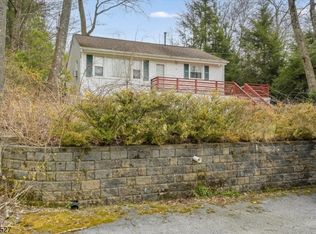 16 Hampton Rd, Hewitt, NJ 07421