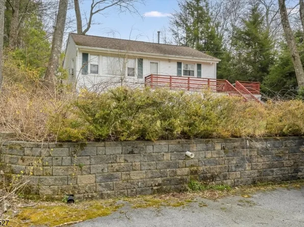 16 Hampton Rd, West Milford Twp., NJ 07421