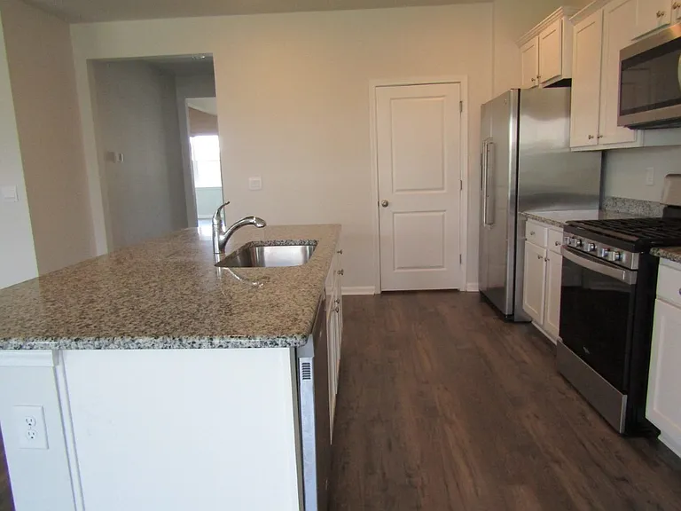 2165 Ainsley Dr — Photo 10