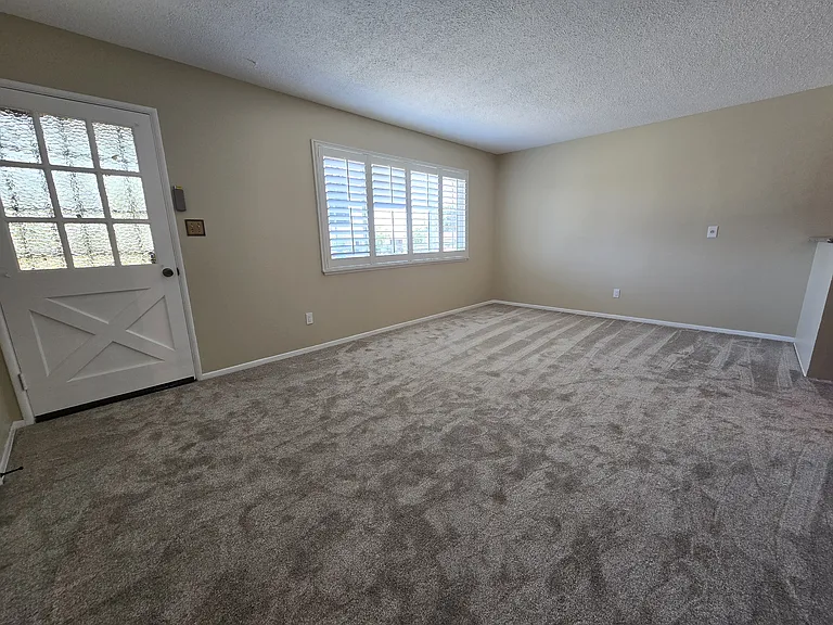 261 W Newburgh St — Photo 3