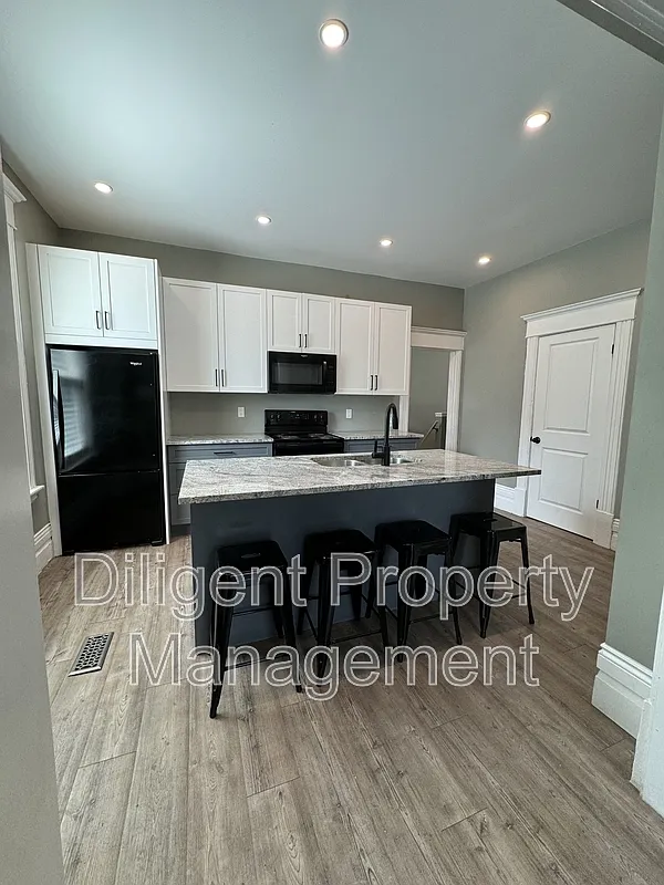 5 bed, 3.0 bath, $650 — Photo 1