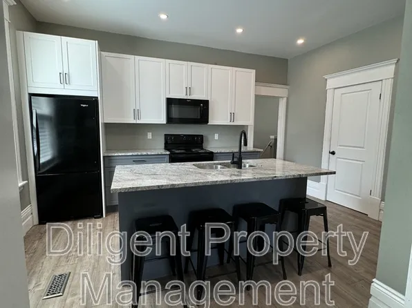 203 Rubidge St #201, Peterborough, ON K9J 3N9