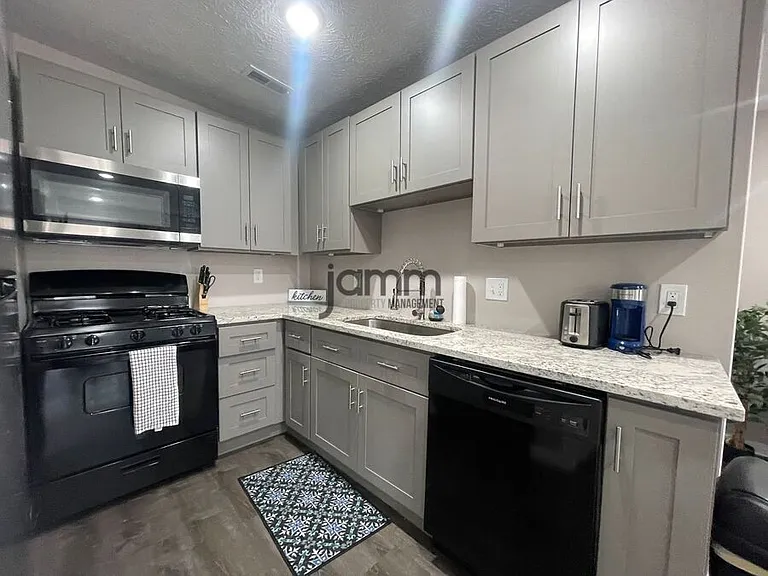 1335 W 69th St #3 — Photo 15