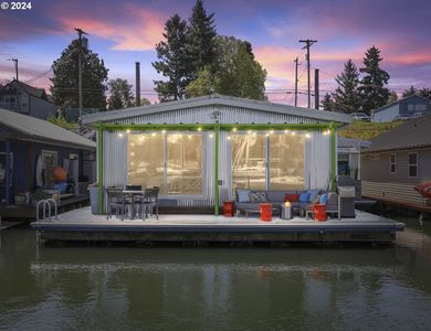 173 NE Bridgeton Rd SLIP 18, Portland, OR, 97211