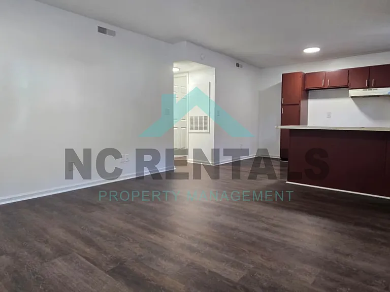 2559 Green Oaks Ct #B — Photo 3