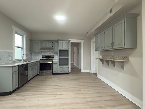 4th image of 1044-48 Sanford Ave #2