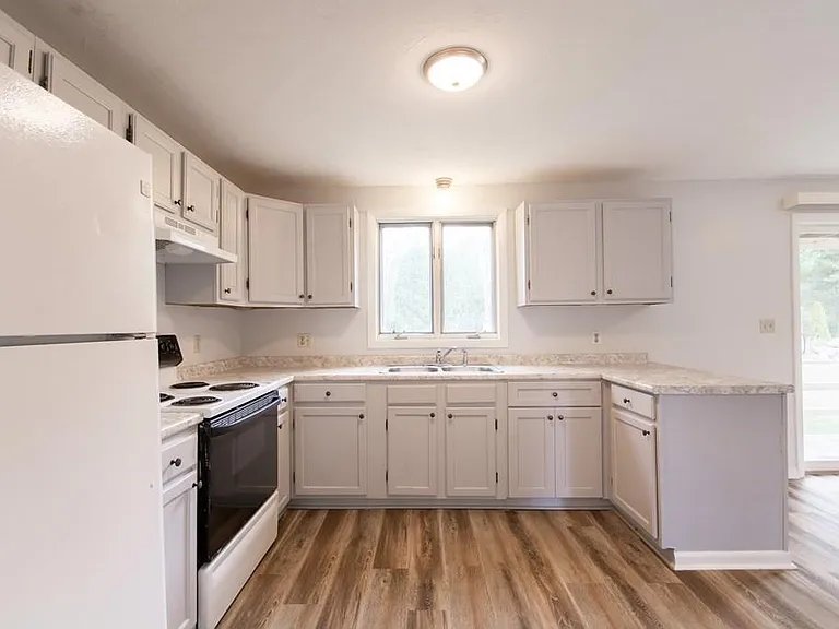 288 Duane Ave — Photo 18