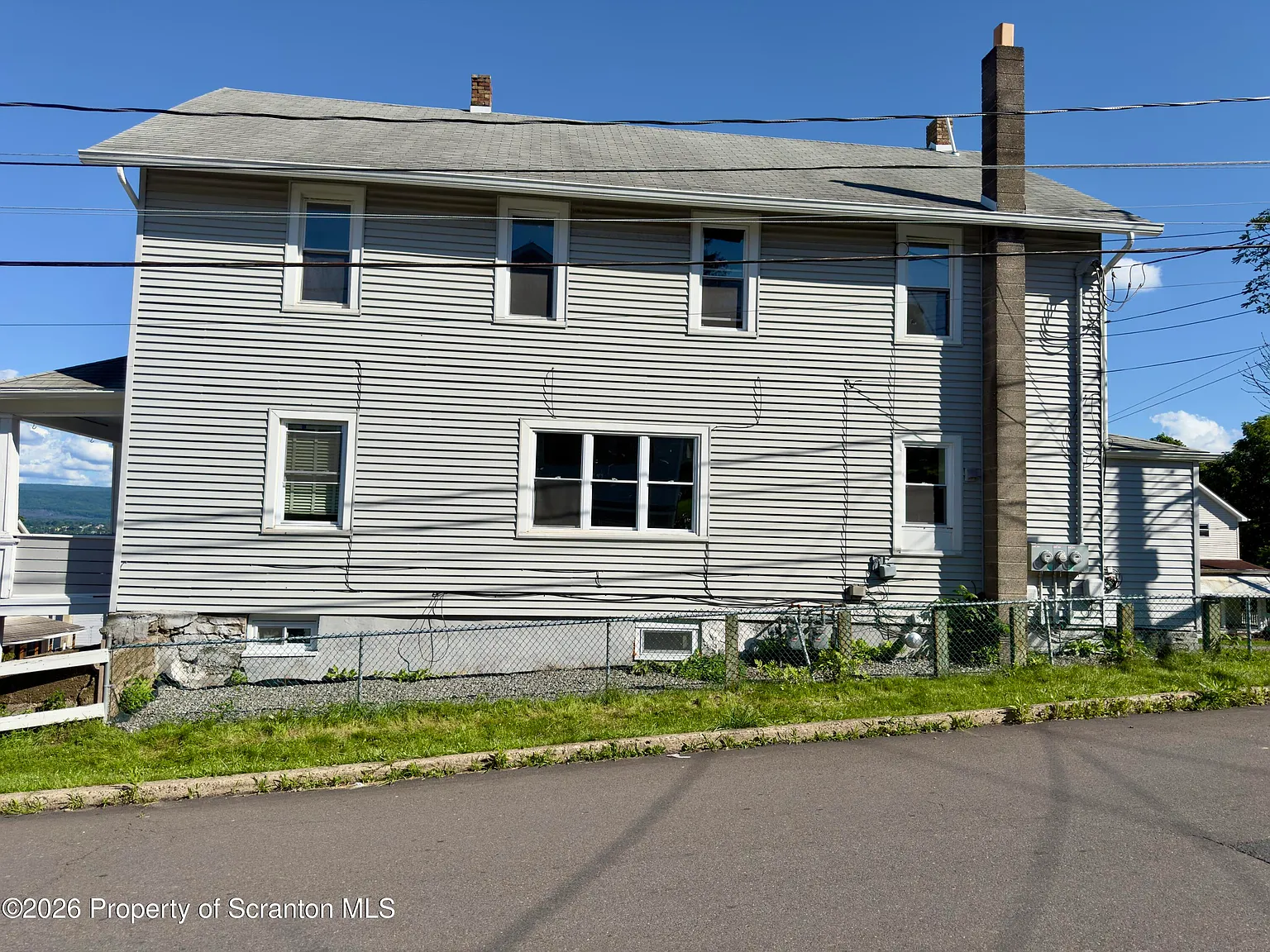 3 bed, 1.0 bath, 1100 sqft, $1,300 — Photo 3