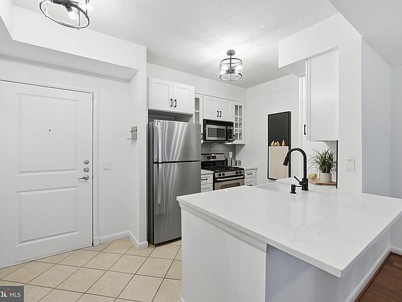 4th image of 1021 N Garfield St APT 629