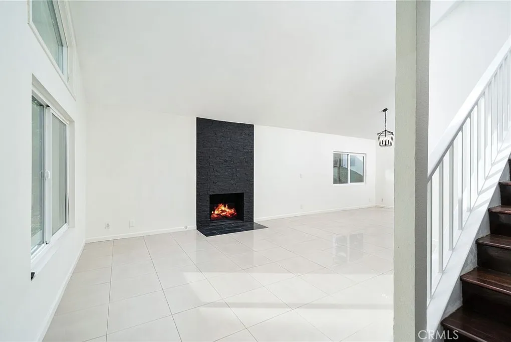 4 bed, 2025 sqft, $5,200 — Photo 2