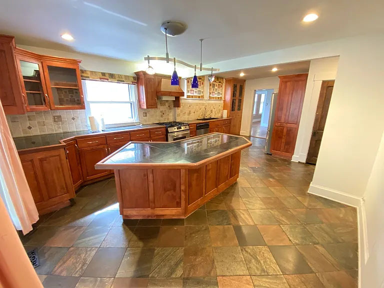 60 Smith Pl — Photo 17