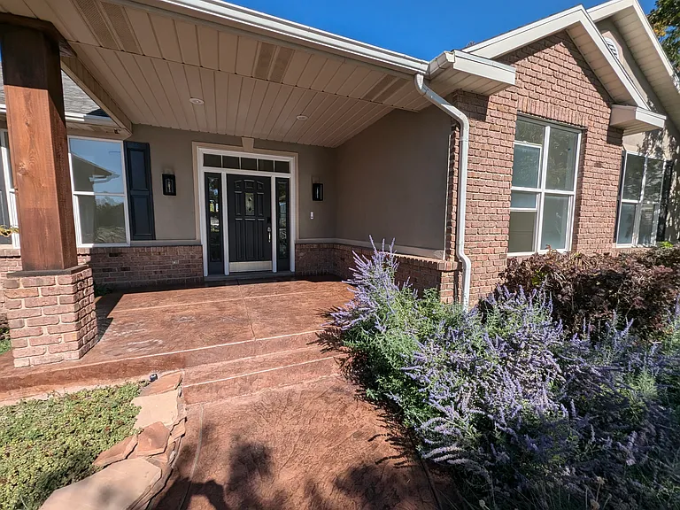 1103 E Skyler Dr — Photo 1
