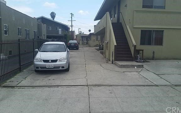 4th image of 916 W 85th St