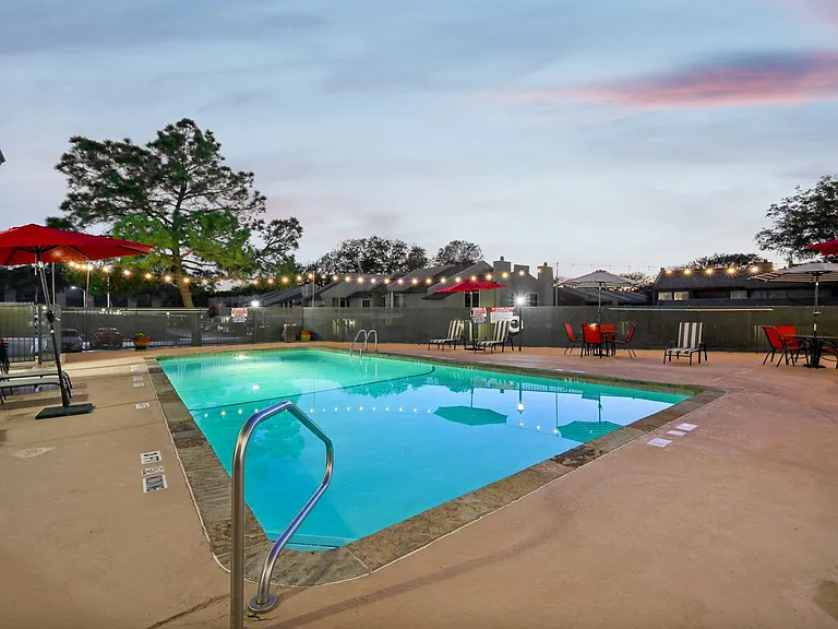 Hollyhills Apartments — Photo 11