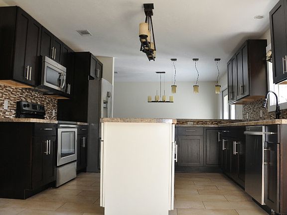3rd image of 172 SW Erin Gln