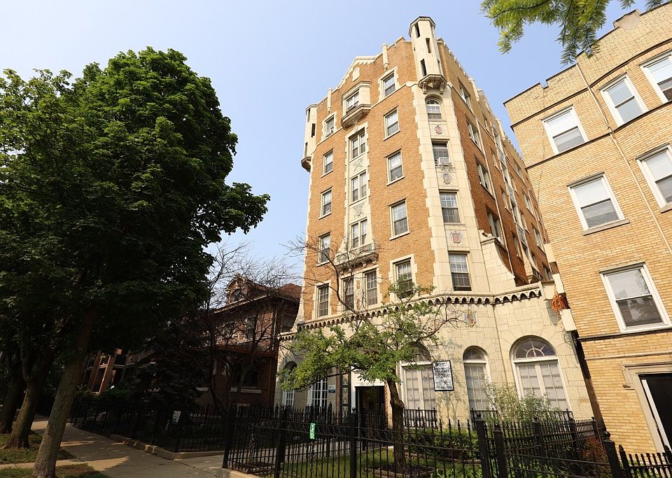 1st image of 4521.5 N Malden St #M03r