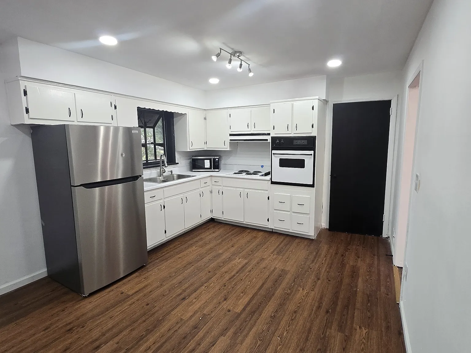 4 bed, 2000 sqft, $1,950 — Photo 3