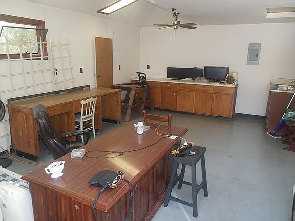 Garage w/Workshop/Full Bath