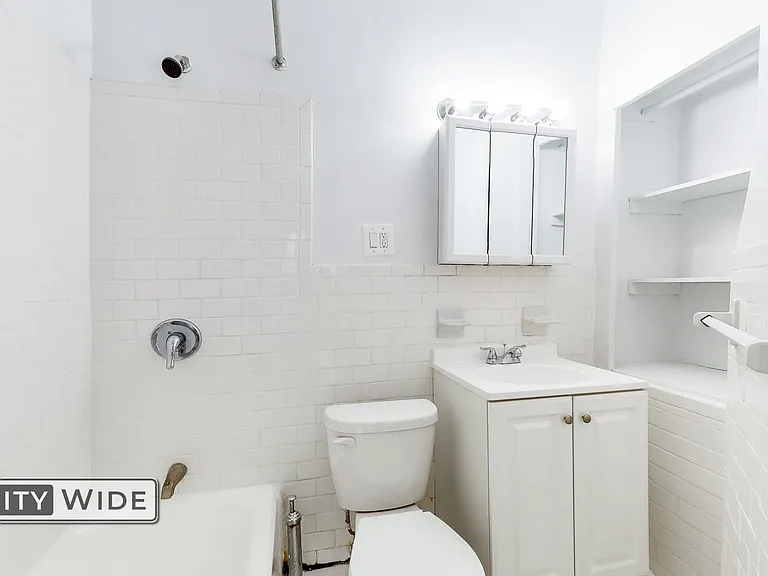 1043 Lexington Ave #4R — Photo 4