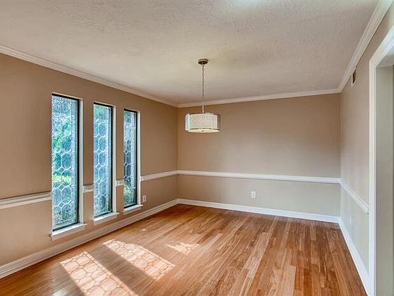 3rd image of 5203 Manor Glen Dr