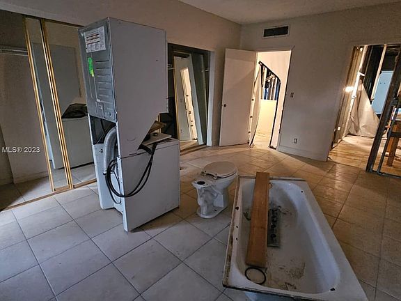 4th image of 4007 N University Dr #208
