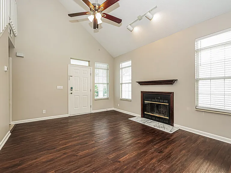 909 Bexhill Ct S — Photo 4