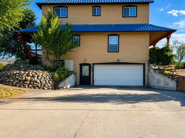 6 Orchard Loop S., Tonasket, WA 98855