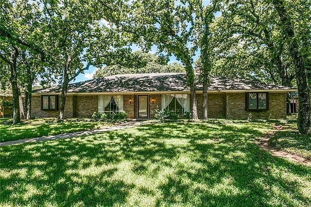 1st image of 2466 Lakeview Cir
