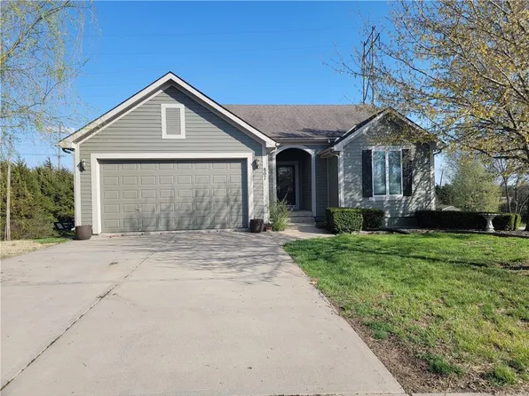 807 Cherokee Ct, Paola, KS 66071