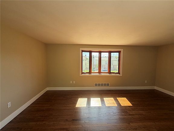 5th image of 254 Jean Dr