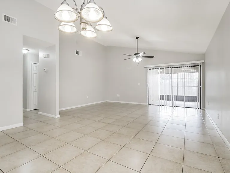 4262 Sandhurst Dr — Photo 5