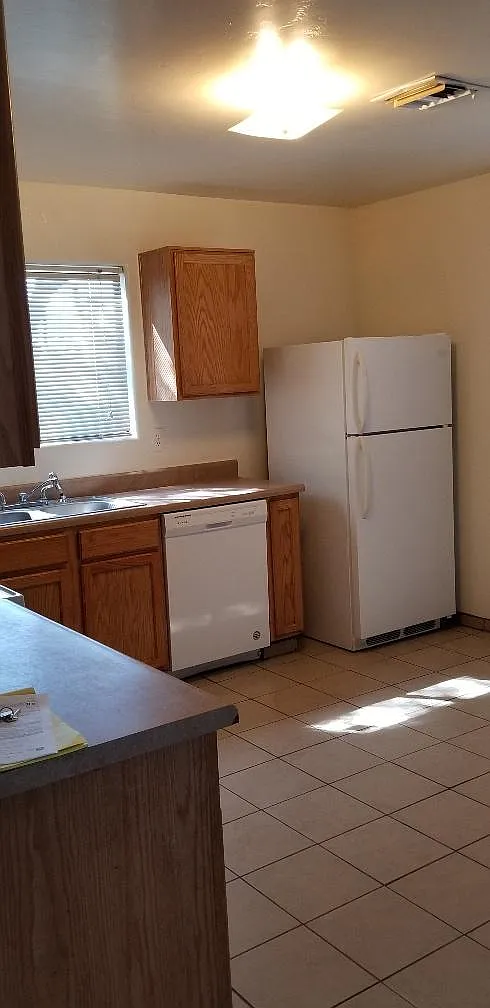 3 bed, 1000 sqft, $1,485 — Photo 1