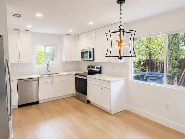 3 bed, 1250 sqft, $2,595 — Photo 2