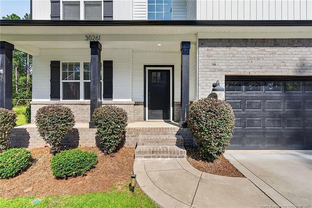 4 bed, 2.5 bath, 2156 sqft, $2,200 — Photo 3