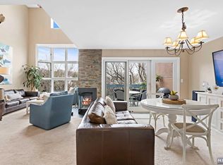 309 Hancock Ct, Edgewater, NJ 07020