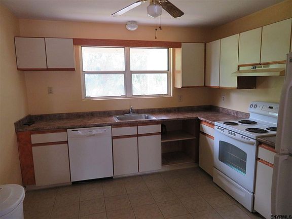 4th image of 25 E Pine Ln #4