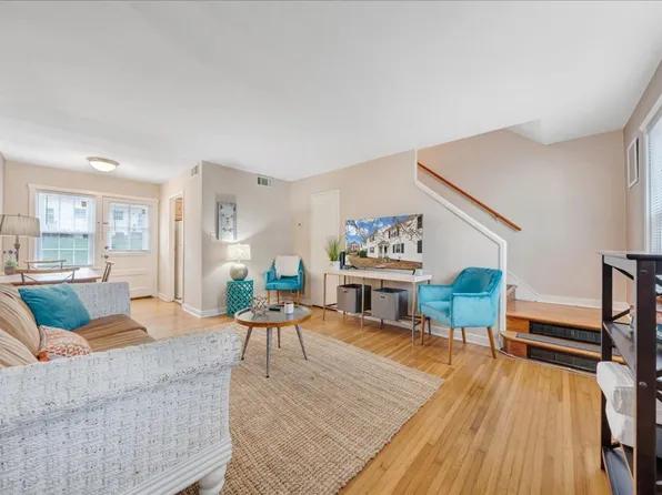 2BD/1BA - Walking Distance to Downtown and W&L!, 201-211 E Nelson St #207H, Lexington, VA 24450