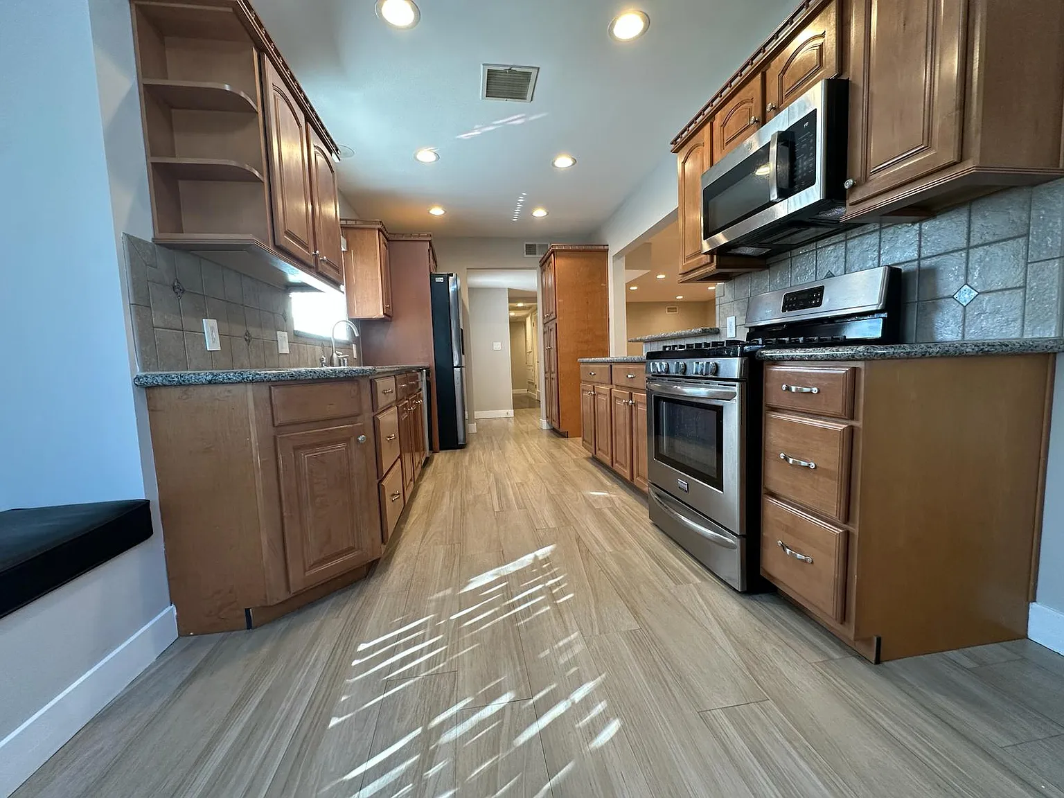 4 bed, 2.5 bath, 2157 sqft, $6,350 — Photo 3