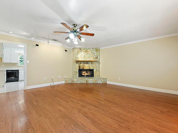 3rd image of 2600 Broadmoor Pl