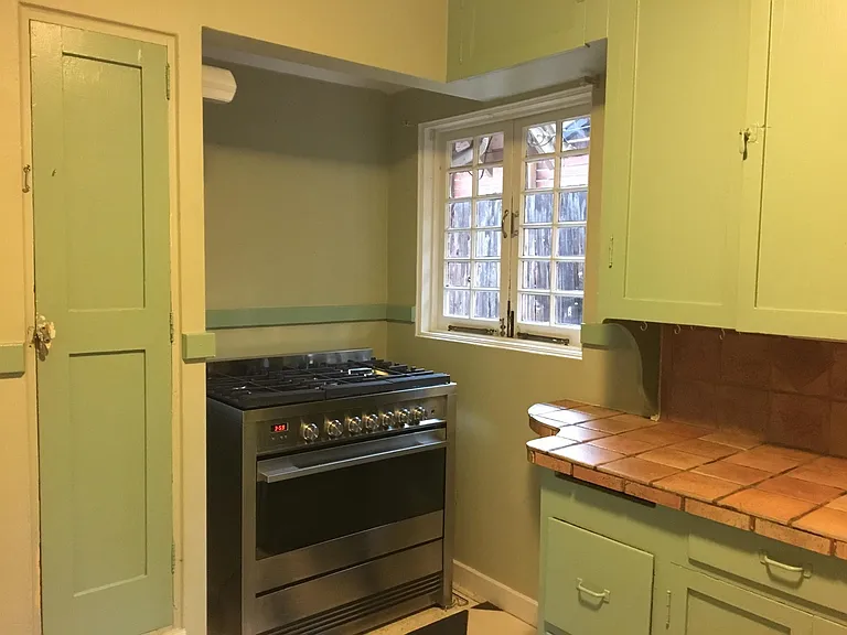 Kitchen gas stove
