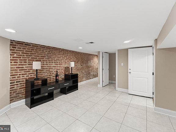 3rd image of 11 R St NW Floor 2
